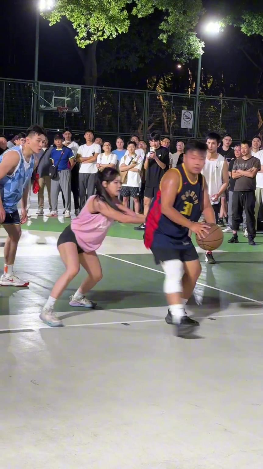 這哥們看見防自己的是女生，一個(gè)勁背打，球也不傳了